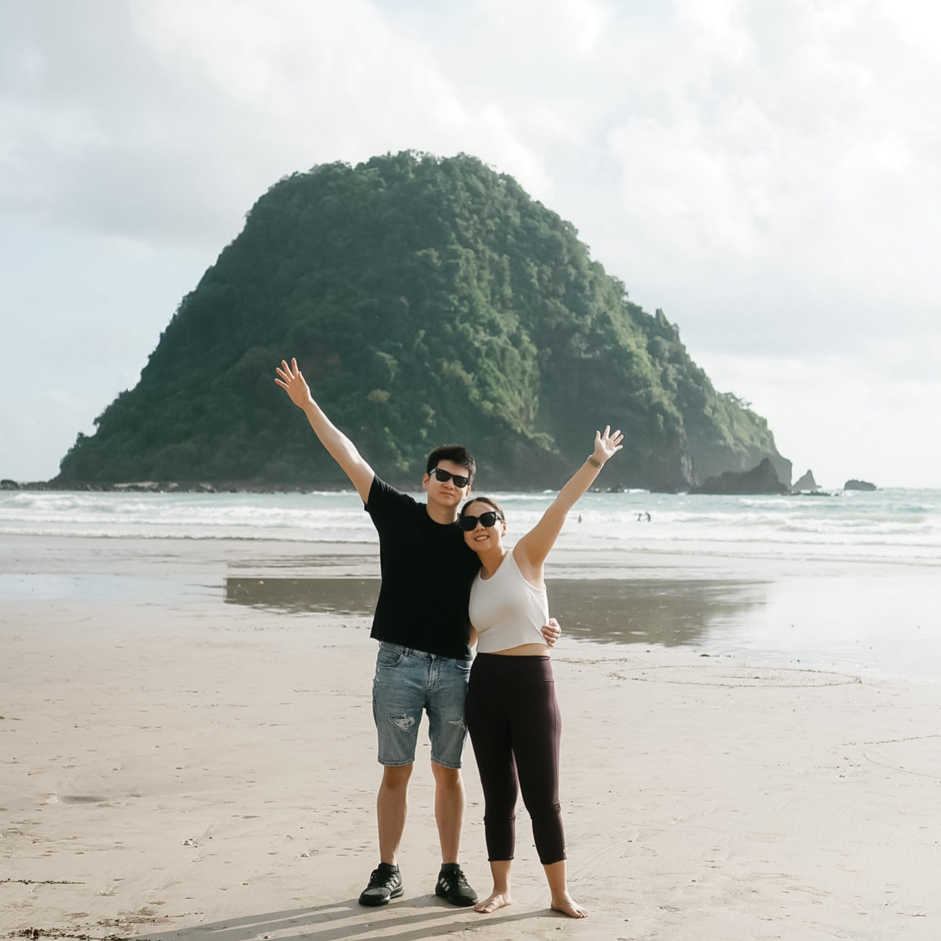 Keindahan Sunset Pantai Pulau Merah Destinasi Eksotis Banyuwangi - Holiday Banyuwangi