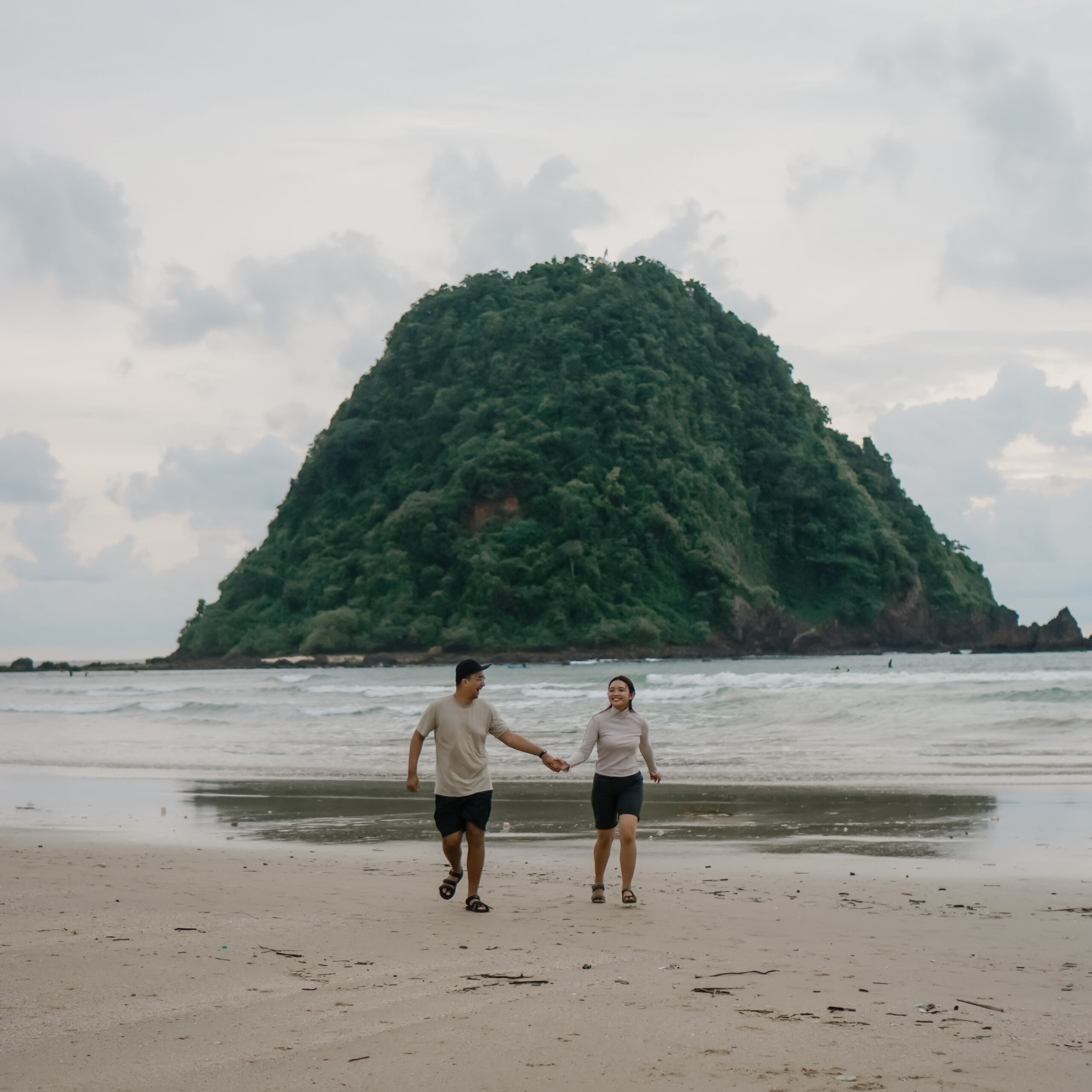 Pemandangan Eksotis Gugusan Bukit Pantai Pulau Merah - Holiday Banyuwangi