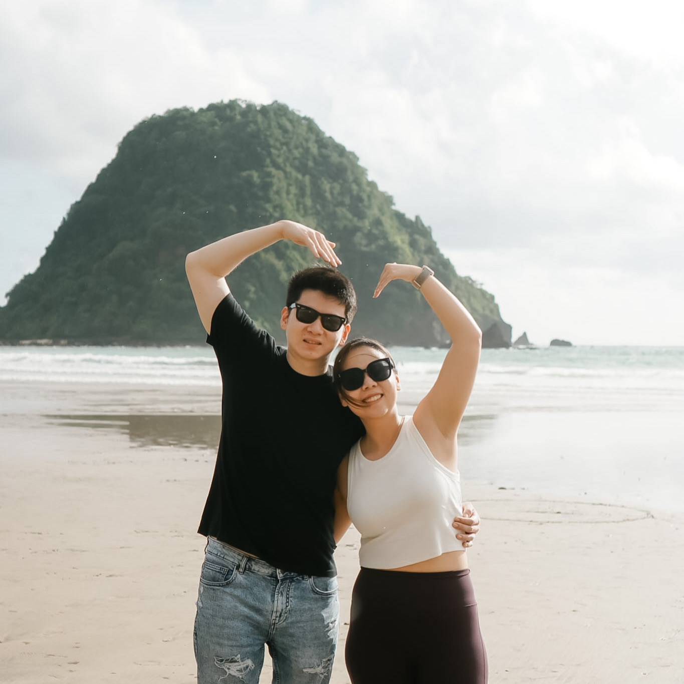 Momen Seru dan Sunset di Pulau Merah - Holiday Banyuwangi