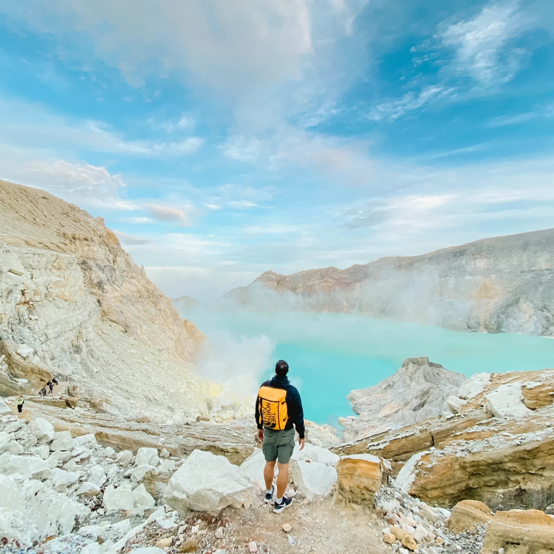 Lanskap Megah Kawah Ijen Danau Asam Toska Terbesar di Dunia - Holiday Banyuwangi