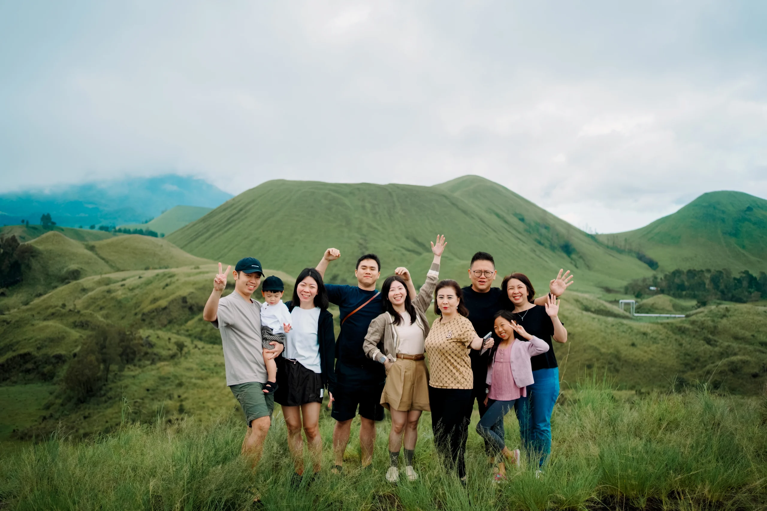 Pemandangan Luas Padang Savana Berlatar Belakang Keindahan Alami Gunung Baluran - Holiday Banyuwangi